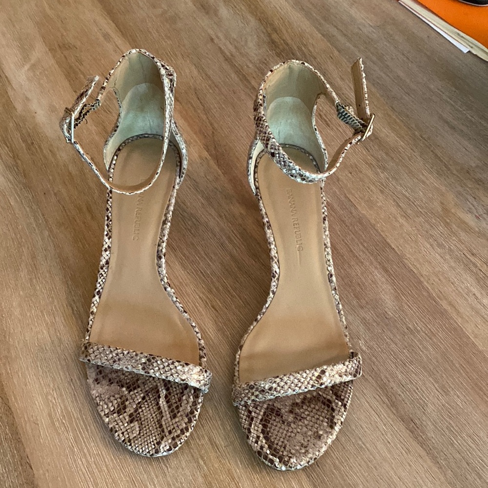 Banana Republic brown & cream lizard sandals.